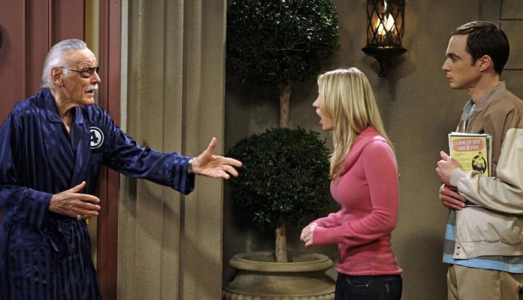 5 atores falecidos de The Big Bang Theory que você não sabia Stan Lee, Penny (Kaley Cuoco) e Sheldon (Jim Parsons) em The Big Bang Theory (Reprodução)