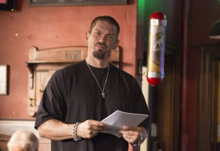 Steve Howey em Shameless (Reprodução / Showtime)
