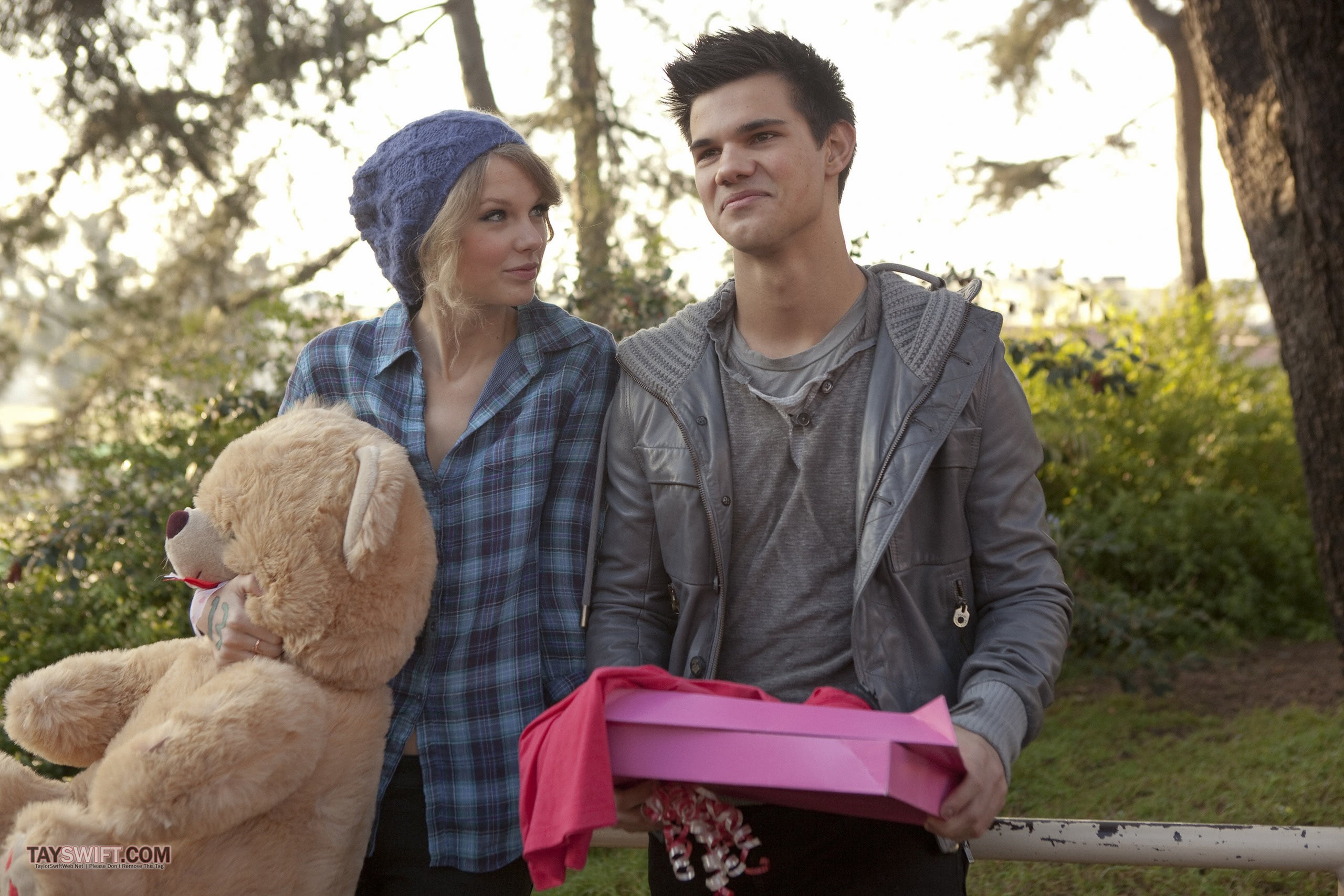 Diretor rejeitou participação de Taylor Swift em Crepúsculo: "Foi difícil" 2 Taylor Lautner e Taylor Swift em Idas e Vindas do Amor (Reprodução)