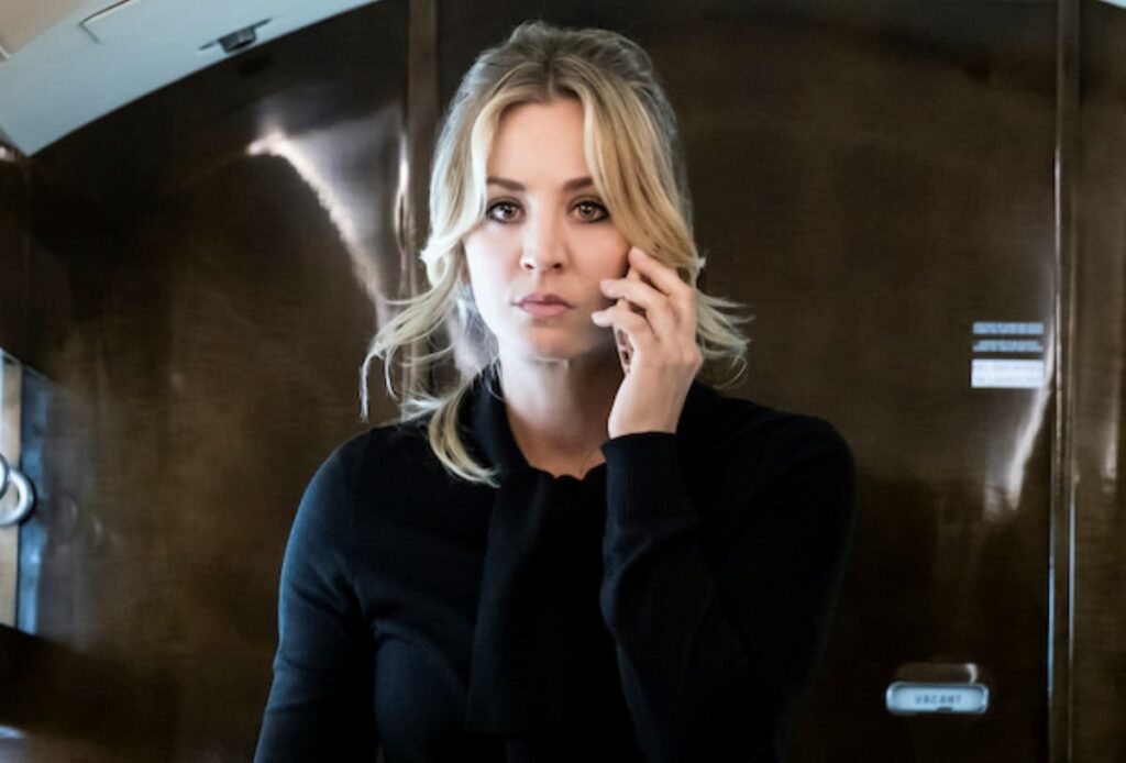 Kaley Cuoco em A Comissária de Bordo (Reprodução / HBO Max)