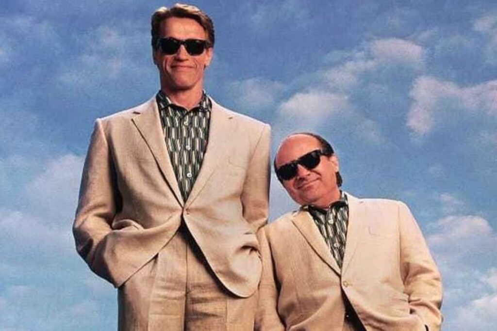 Irmãos Gêmeos ganhará sequência e elenco já foi escolhido Julian (Arnold Schwarzenegger) e Vincent (Danny DeVito) em Irmãos Gêmeos (Divulgação)