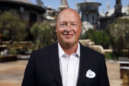 Funcionários da Disney estão furiosos com carta de presidente em apoio a comunidade LGBTQIA+ Bob Chapek