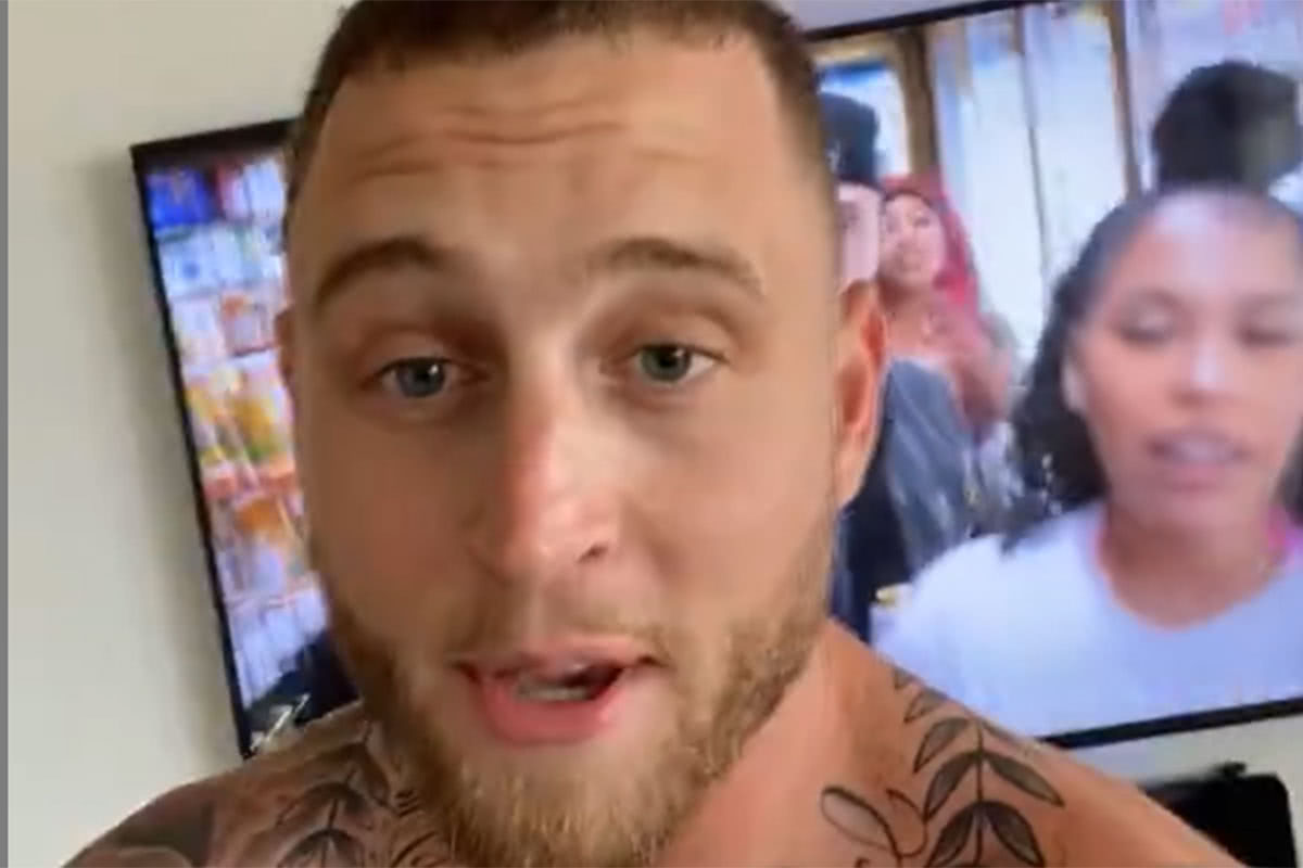 Filho de Tom Hanks lamenta ser rico, mas não ter recebido mesada 1 chat hanks sem camisa