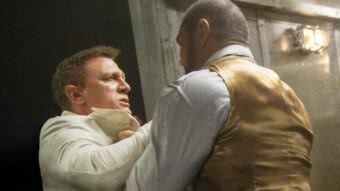 Daniel Craig e Dave Bautista em 007 - Contra Spectre (Reprodução)