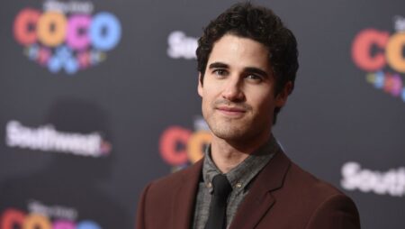 Darren Criss está no especial de Halloween dos Muppets do Disney+ darren criss