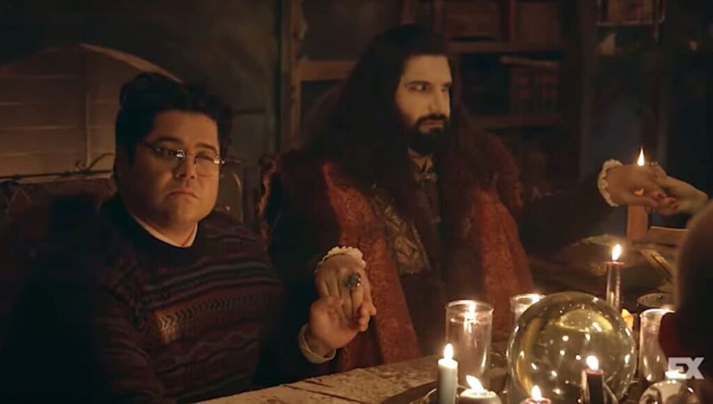 Harvey Guillén (Guillermo) e Kayvan Novak (Nandor) em O Que Fazemos nas Sombras (Reprodução / FX)