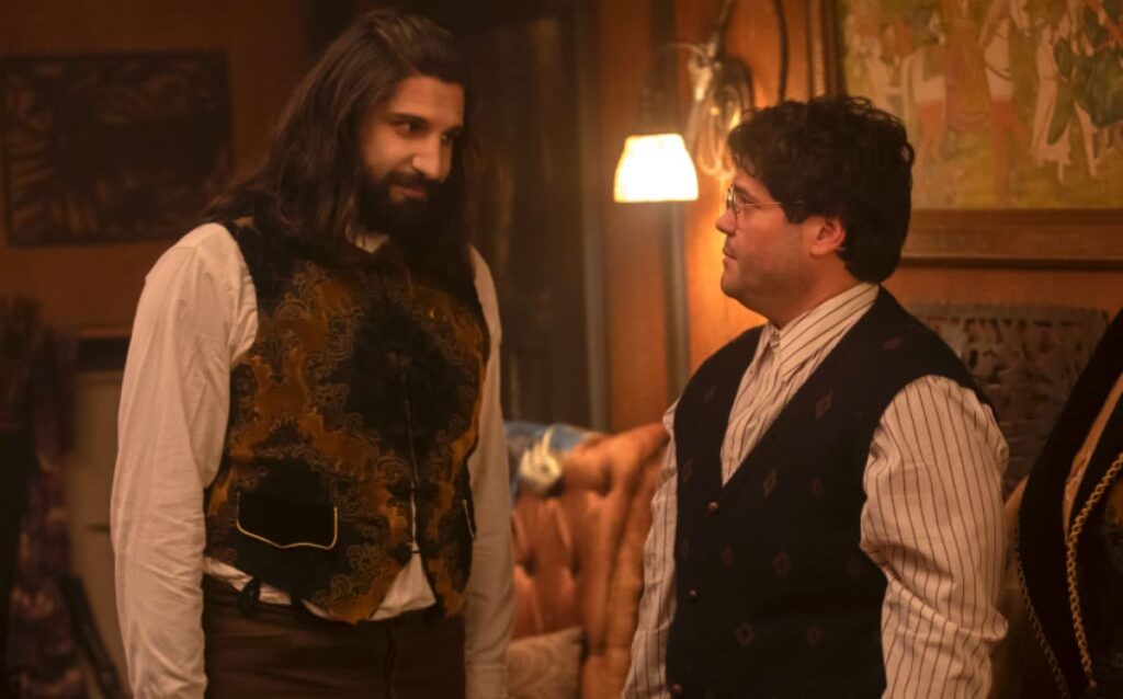 O que Fazemos nas Sombras | Atores falam de seus objetivos na nova temporada Kayvan Novak (Nandor) e Harvey Guillén (Guillermo) em O Que Fazemos nas Sombras (Reprodução / FX)