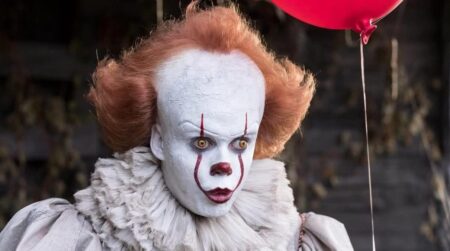 Pennywise (Bill Skarsgård) em It (Reprodução)