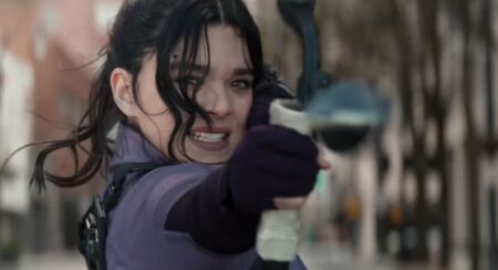 Hailee Steinfeld como Kate Bishop em Gavião Arqueiro (Reprodução / Disney+)