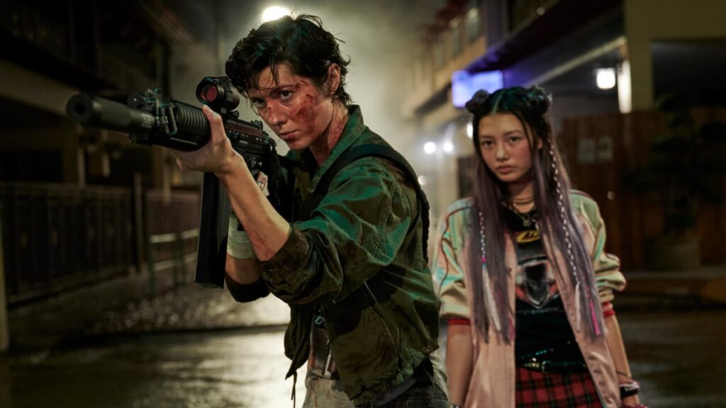 Mary Elizabeth Winstead e Miku Martineau em Kate (Reprodução / Netflix)
