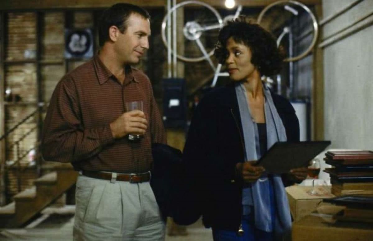 Kevin Costner e Whitney Houston em O Guarda-Costas (Reprodução)