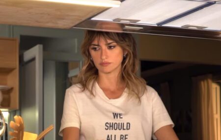 Homenageada, Penélope Cruz agradece Almodóvar por sua carreira parallel mothers
