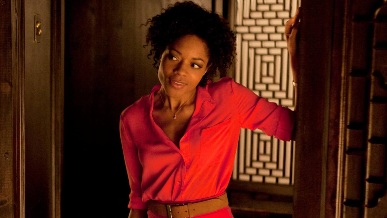 Estrela de 007 revela que astro de Hollywood apalpou suas partes íntimas poltrona naomie harris skyfall