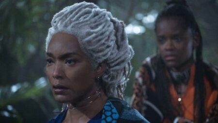 Pantera Negra 2 | Angela Bassett atualiza sobre lesão de Letitia Wright Angela Bassett como Ramonda em Pantera Negra (Reprodução / Marvel)