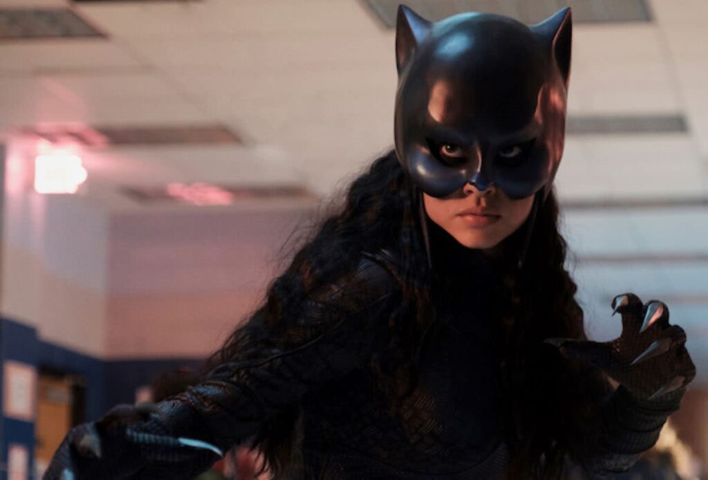 Stargirl | Yvette Monreal comenta grande cena de luta da 2a temporada Yvette Monreal como Pantera II em Stargirl (Reprodução / The CW)