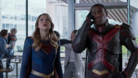 Em episódios finais de Supergirl, Kelly se transforma em Guardiã Supergirl e Caçador de Marte