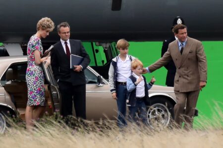 Princesa Diana e os filhos aparecem em fotos de bastidores de The Crown Bastidores de The Crown (Lick News & Photos / splashnews.com)