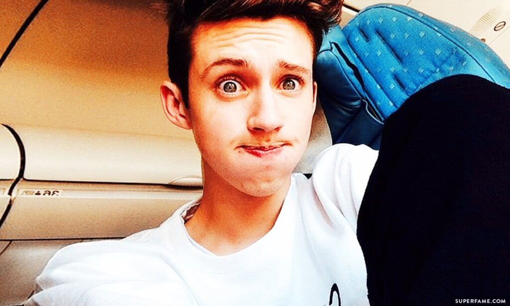 Cantor que viveu Wolverine no cinema alegra fãs com figurino ousado troye sivan