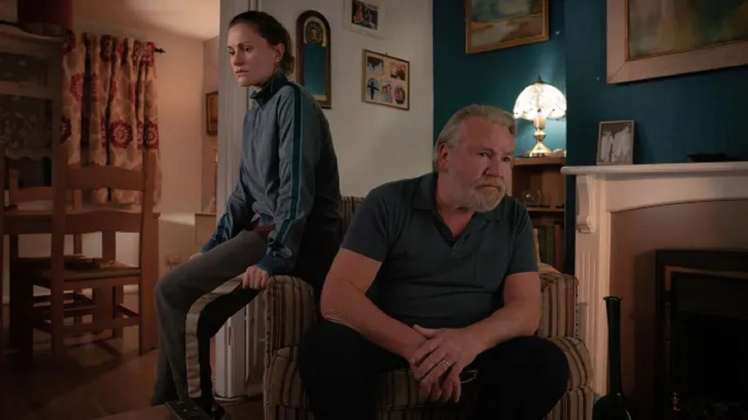 Atriz de True Blood estrela produção dirigida pelo marido pela segunda vez Anna Paquin e Ray Winstone em A Bit of Light (Divulgação)