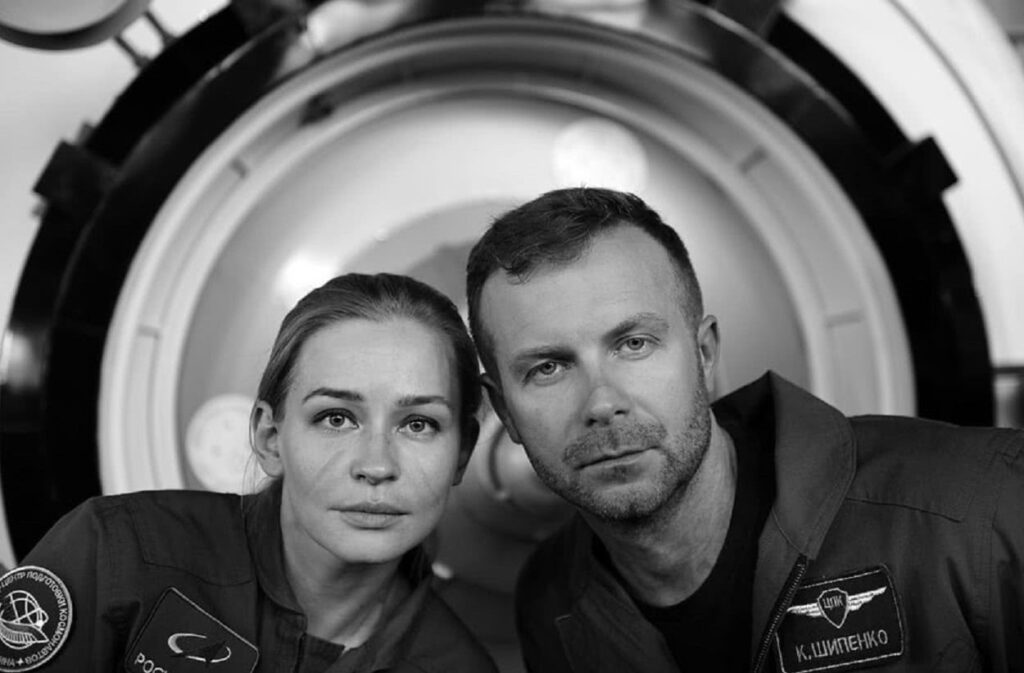 Rússia vira pioneira e envia equipe para fazer filme no espaço Yulia Peresild e Klim Shpenko (Instagram)