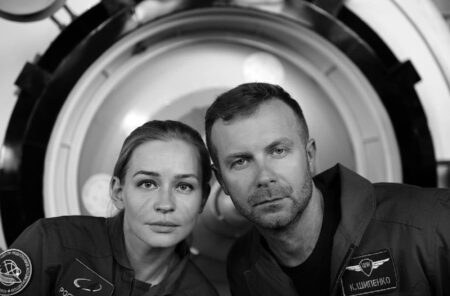 Rússia vira pioneira e envia equipe para fazer filme no espaço Yulia Peresild e Klim Shpenko (Instagram)