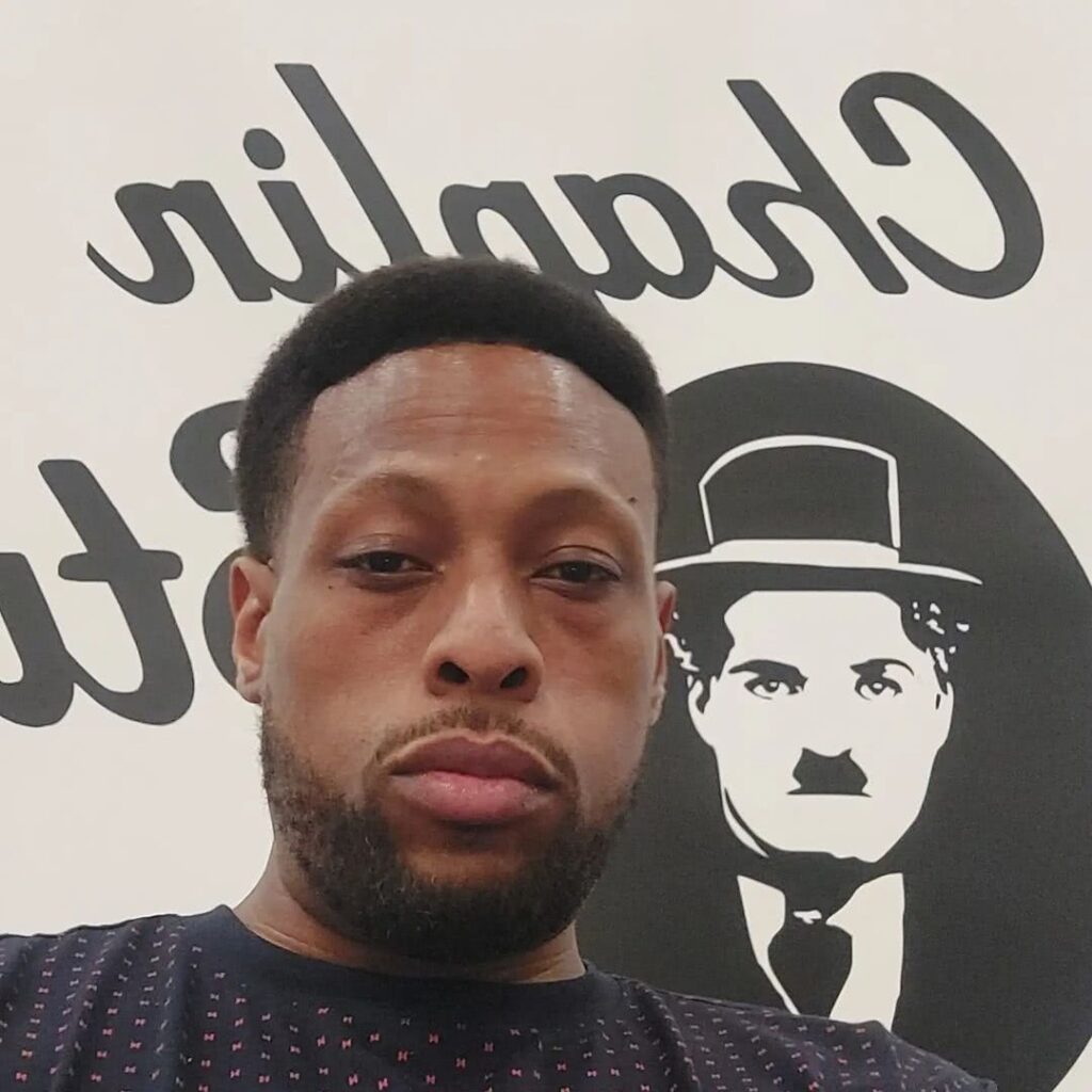 Ator de Shameless morre após contrair Covid-19 Ricarlo Flanagan (Instagram)