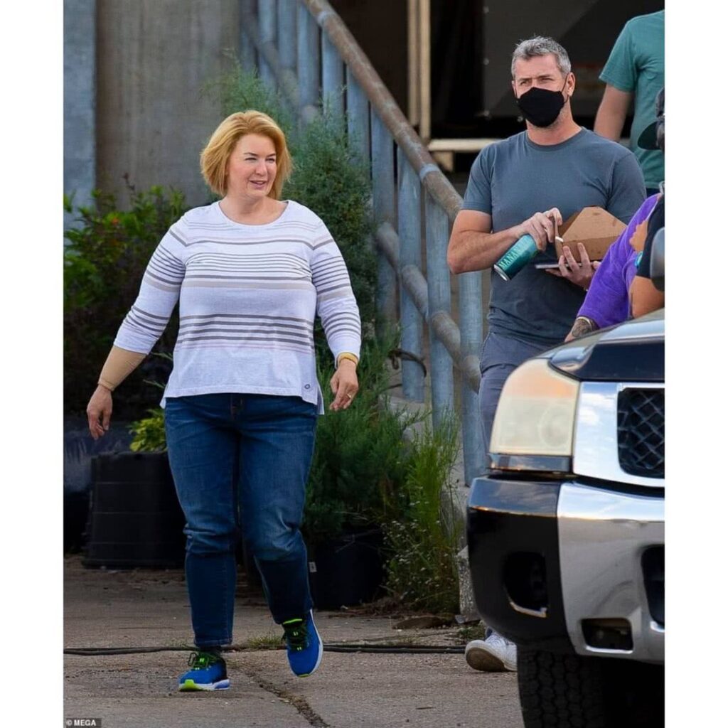 Criticada por usar enchimento, Renée Zellweger rebate e manda recado para canceladores: “Há limites” Renée Zellweger é Pam Hupp em The Thing About Pam (Reprodução)