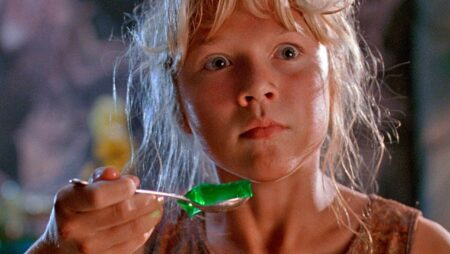 Atriz mirim de Jurassic Park reaparece após 30 anos e faz fãs se sentirem velhos Ariana Richards em Jurassic Park (Reprodução)