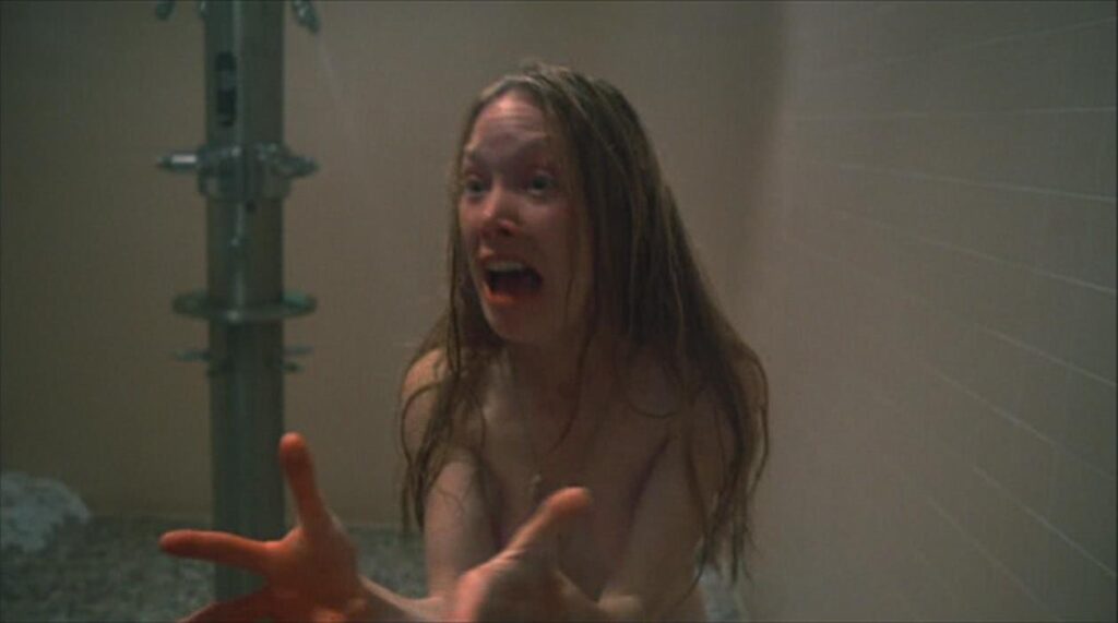 Mulheres também matam: 5 poderosas assassinas da TV e do cinema Cena de Carrie, a Estranha (Reprodução)