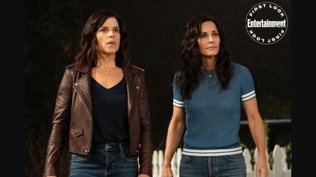 Courteney Cox cai no choro durante gravações de Pânico Courteney Cox e Neve Campbell em Panico 5 Reproducao