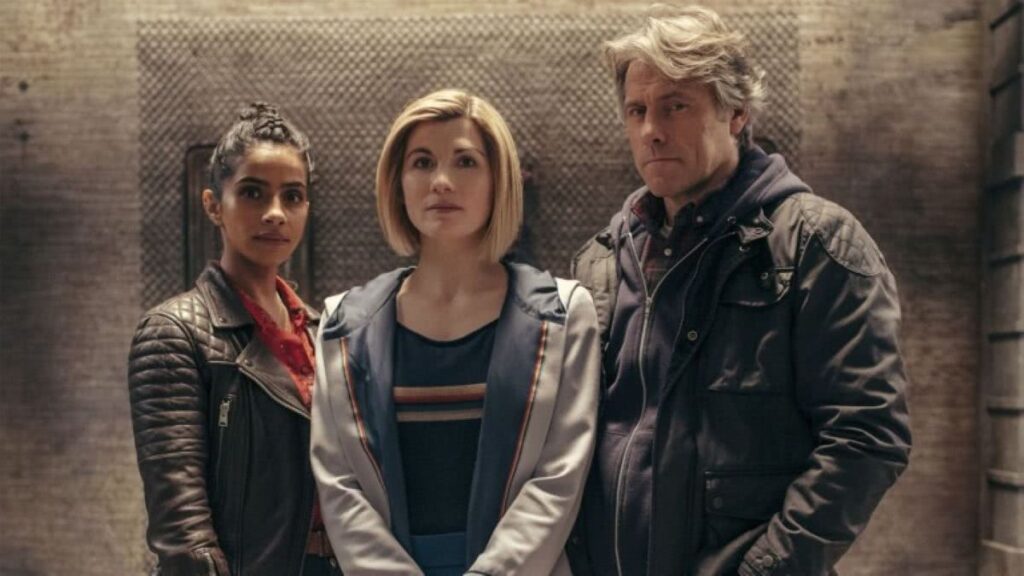 Doctor Who anuncia episódio de Halloween Mandip Gill, Jodie Whittaker e John Bishop em Doctor Who (Divulgação / BBC)