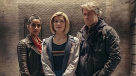 Mandip Gill, Jodie Whittaker e John Bishop em Doctor Who (Divulgação / BBC)