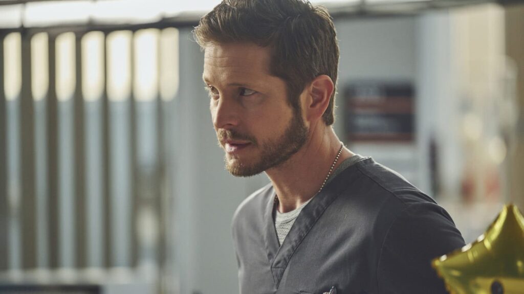 The Resident | Conrad passará por processo traumático após morte da esposa Dr. Conrad Hawkins (Matt Czuchry) em The Resident (Reprodução)