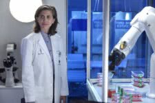 E. R. Fightmaster é Dr. Kai Bartley em Grey's Anatomy (Divulgação)