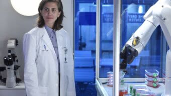 E. R. Fightmaster é Dr. Kai Bartley em Grey's Anatomy (Divulgação)