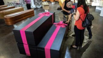 Caixões novos da empresa Arcae são pretos e possuem um laço rosa sobre a tampa (Reprodução/Twitter)