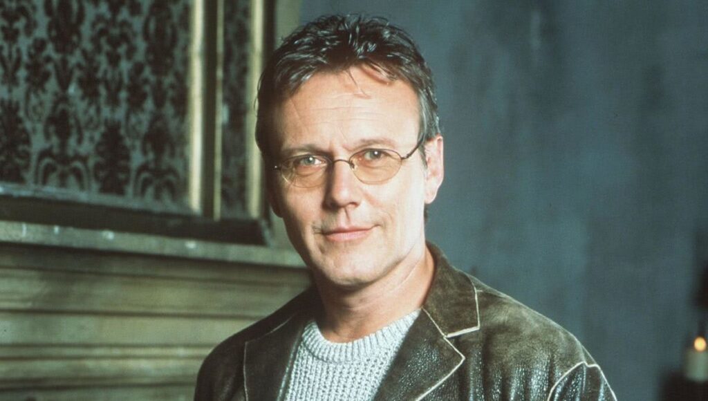 Giles (Anthony Stewart Head) em Buffy, A Caça Vampiros (Divulgação)