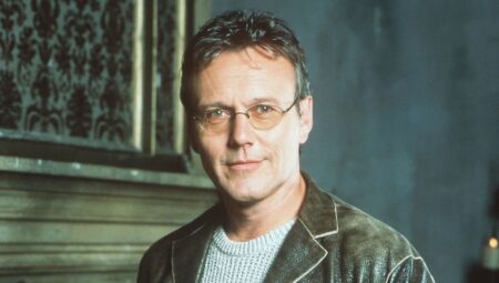 Personagens de The Vampire Diaries e seus correspondentes em Buffy, A Caça-Vampiros Giles (Anthony Stewart Head) em Buffy, A Caça Vampiros (Divulgação)