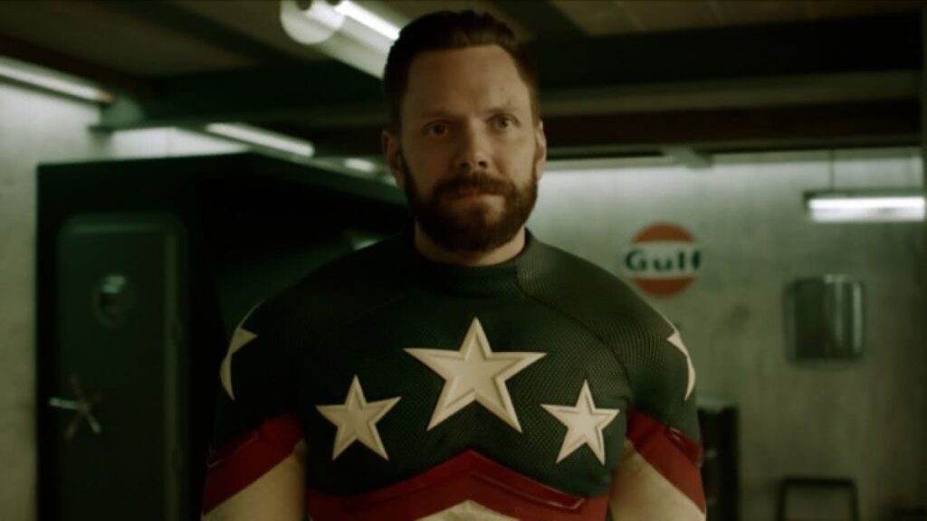 Joel McHale é promovido ao elenco fixo de Stargirl Joel McHale como Sylvester Pemberton / Starman (Reprodução / The CW)