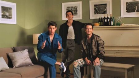 Jonas Brothers apresentarão especial na Netflix Jonas Brothers Family Roast (Divulgação / Netflix)