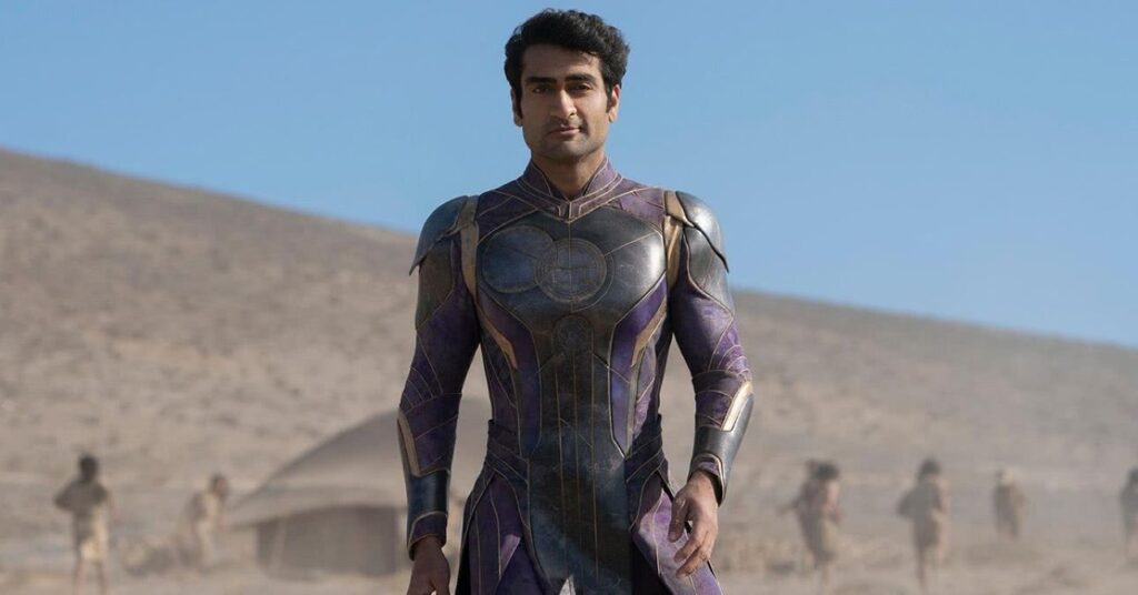 Kumail Nanjiani como Kingo em Eternos (Reprodução / Marvel)