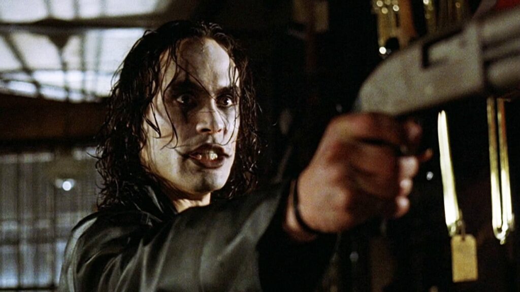 Brandon Lee em O Corvo (Divulgação)