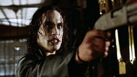Brandon Lee em O Corvo (Divulgação)