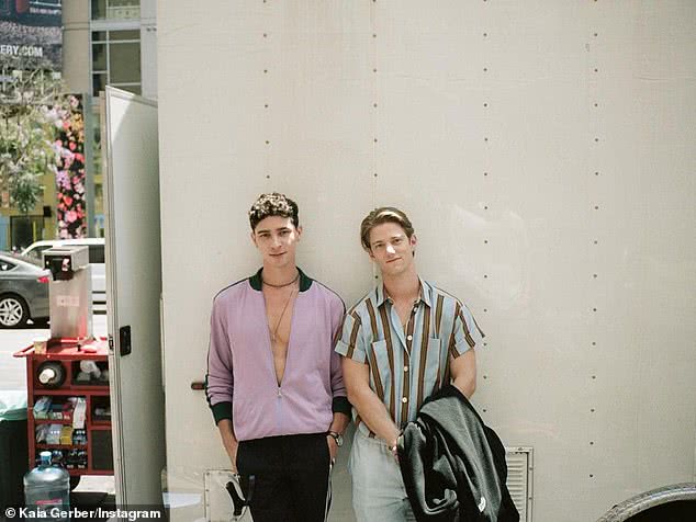 Nico Greetham e Isaac Cole Powell no set de American Horror Story