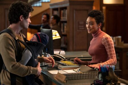 Joe (Penn Badgley) e Marienne (Tati Gabrielle) em Você