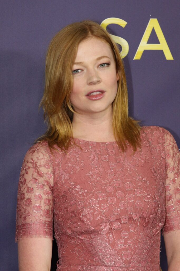 Estrela de Succession revela ter se casado em segredo com melhor amigo Sarah Snook (Divulgação)