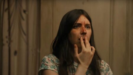 M. Night Shyamalan tem grande novidade sobre terceira temporada de Servant: “Escala bíblica” Cena de Servant (Reprodução / Apple TV+)