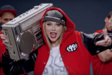 Taylor Swift em clipe de Shake it off (Reprodução)