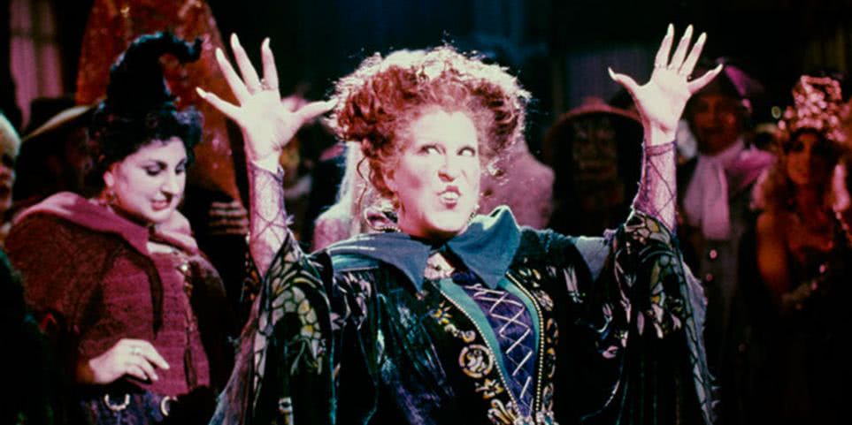 Winifred Sanderson em cena de Abracadabra (Reprodução)