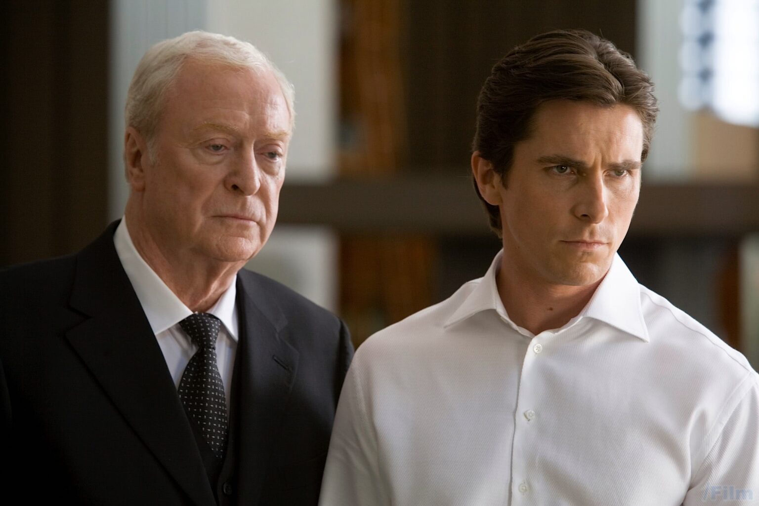 Depois de sugerir que vai se aposentar, astro de Batman dá declaração Alfred (Michael Caine) e Bruce (Christian Bale) em Batman Begins